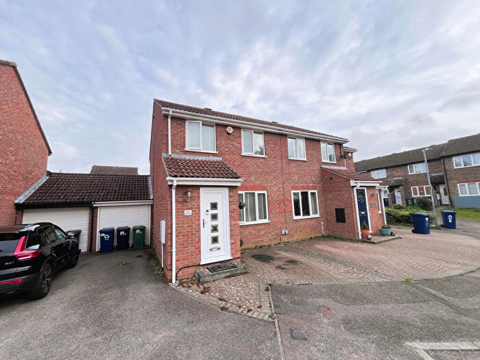 3 Bedroom Semi Detached House For Sale In Raleigh Close, St. Neots, PE19