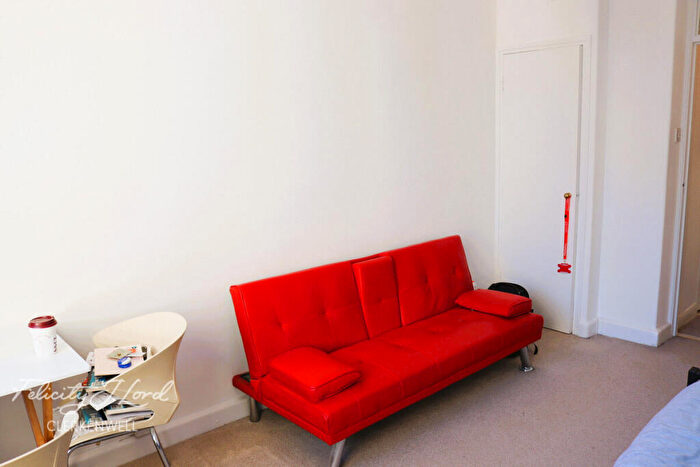 1 Bedroom Apartment To Rent In Charterhouse Square, London, EC1M