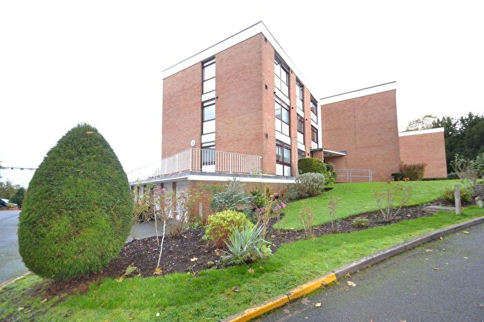 2 Bedroom Flat For Sale In Beechcroft Manor, Weybridge, KT13