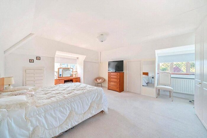 3 Bedroom Detached House For Sale In Woodstock, West Clandon, GU4