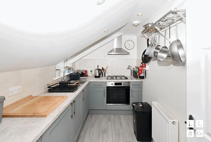 2 Bedroom Flat To Rent In Brook Court, Falmouth, TR11