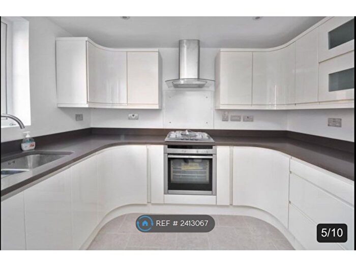 3 Bedroom Semi-Detached House To Rent In Foxdown Close, Kidlington, OX5