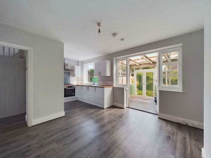 3 Bedroom Semi-Detached House To Rent In Tring Road, Aylesbury, HP20