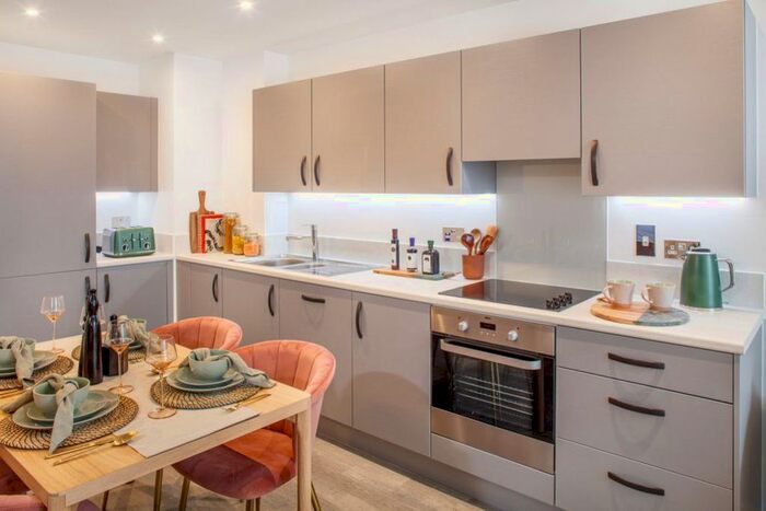 2 Bedroom Flat To Rent In Western Circus, Acton, W3