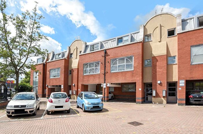 1 Bedroom Flat To Rent In Sundial Court, Barnsbury Lane, Tolworth, KT5