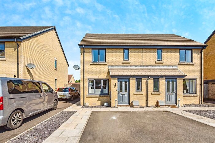 3 Bedroom Semi-Detached House For Sale In Blackberry Road, Frome, BA11