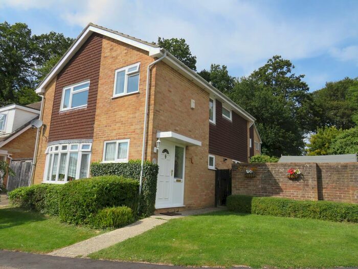 4 Bedroom Property To Rent In Fountains Close, Gossops Green, Crawley, RH11