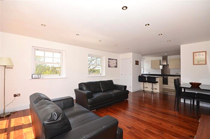 2 Bedroom Flat For Sale In Eversley Park, Folkestone, Kent, CT20