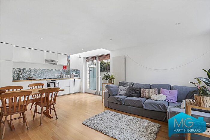 3 Bedroom Flat For Sale In Brecknock Road, Holloway, London, N19