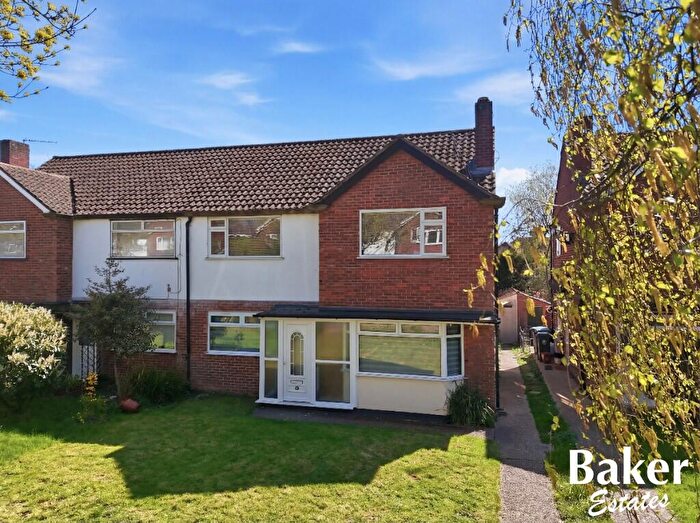 2 Bedroom Ground Maisonette For Sale In Shrublands Close, Chigwell, London, IG7