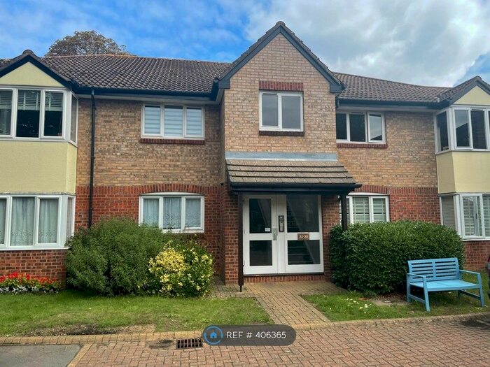 1 Bedroom Flat To Rent In Shepperton Court, Shepperton, TW17
