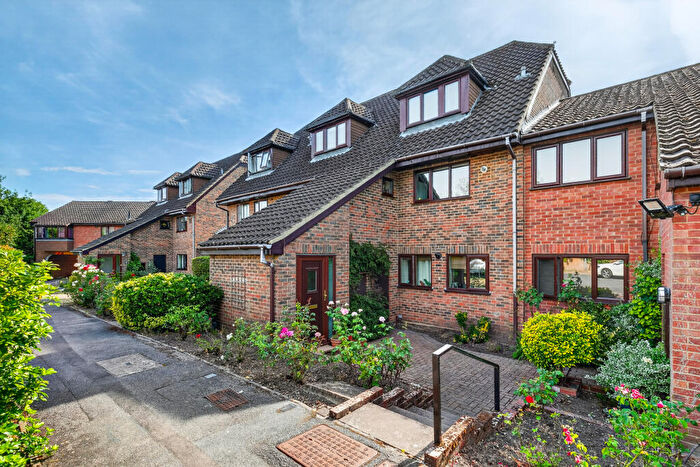 2 Bedroom Maisonette For Sale In Wiltshire Drive, Wokingham, RG40