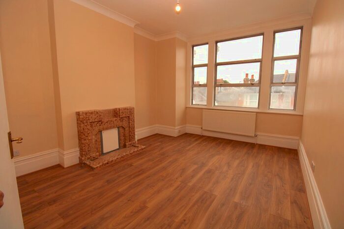 3 Bedroom Flat To Rent In Beechfield Road, London, SE6