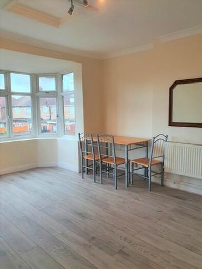 Studio To Rent In United Drive, Feltham, TW14
