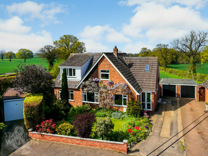 4 Bedroom Chalet For Sale In Harker Way, Blofield Heath, Norwich, NR13