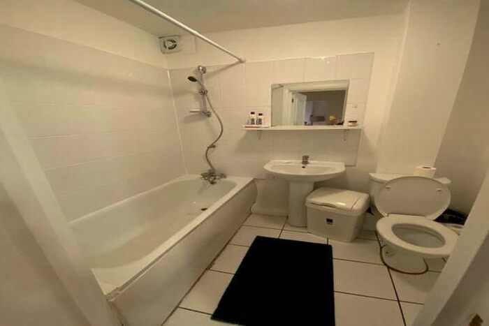 5 Bedroom Property To Rent In Johnson Street, London, E1