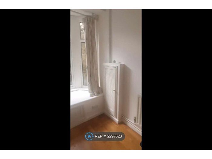 1 Bedroom Flat To Rent In Curtis Street, Swindon, SN1