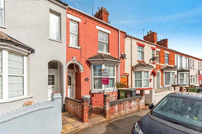 Semi-Detached House For Sale In Gordon Road, Wellingborough, NN8