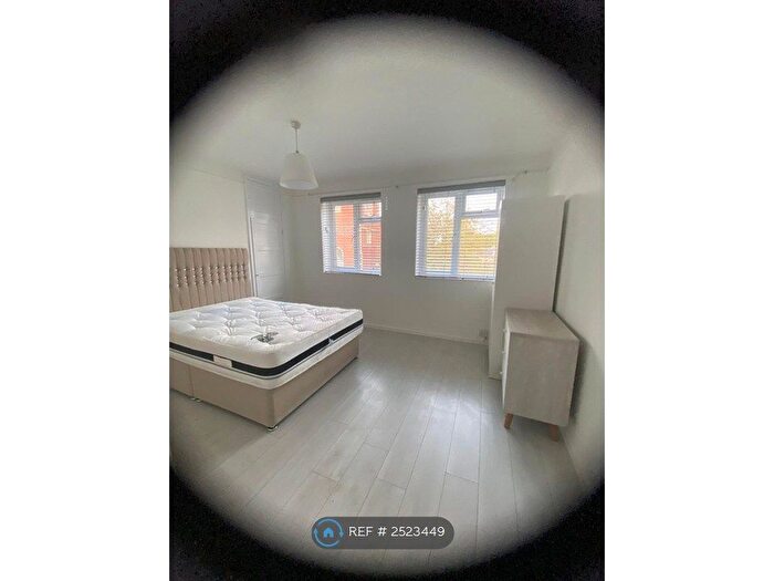 3 Bedroom Flat To Rent In Hills Road, Cambridge, CB2