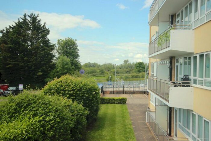 2 Bedroom Flat To Rent In Bathurst Walk, Iver, SL0