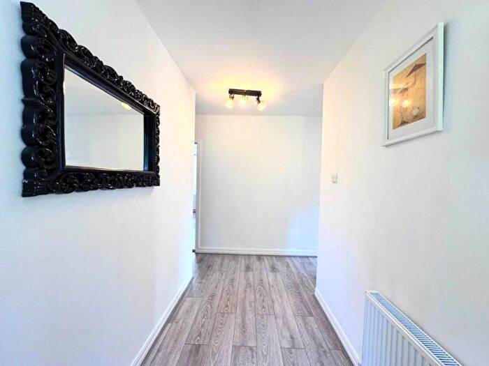 3 Bedroom Flat To Rent In The Avenue, Wembley, HA9