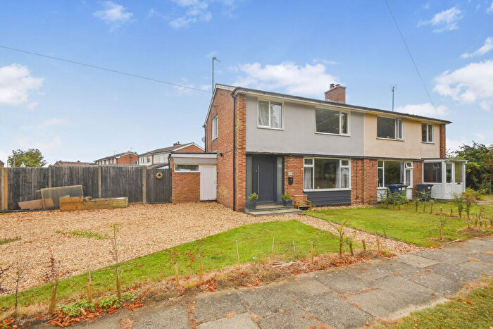 3 Bedroom Semi-Detached House For Sale In The Drive, Perry, PE28