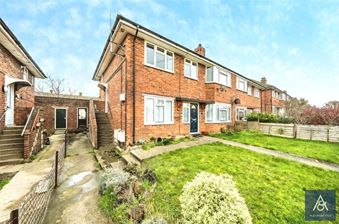 2 Bedroom Apartment For Sale In Beaumont Crescent, Brackley, Northamptonshire, NN13