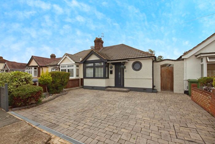 2 Bedroom Bungalow For Sale In Jubilee Avenue, Romford, RM7
