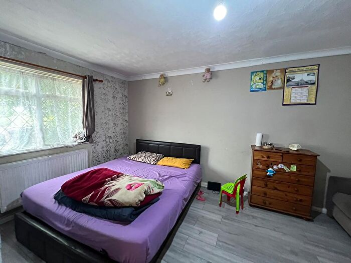 2 Bedroom Flat To Rent In East Road, Chadwell Heath, Romford, RM6