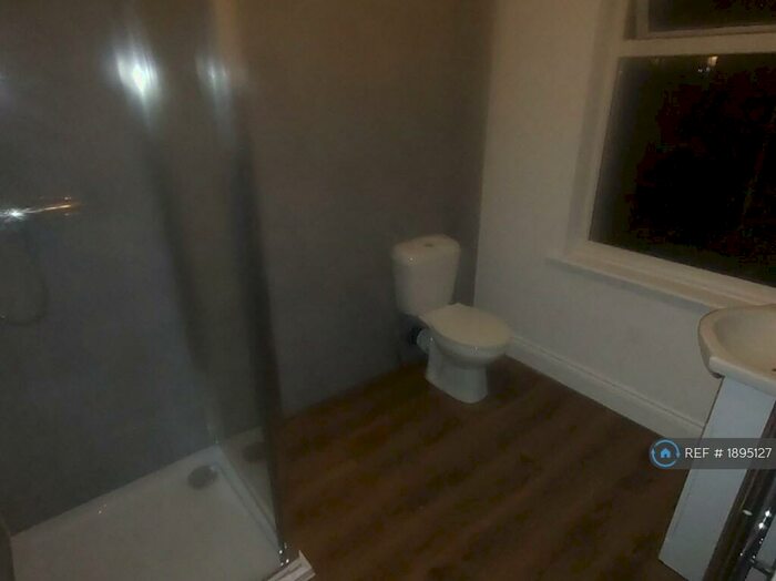 Studio To Rent In Selborne Gardens, London, NW4