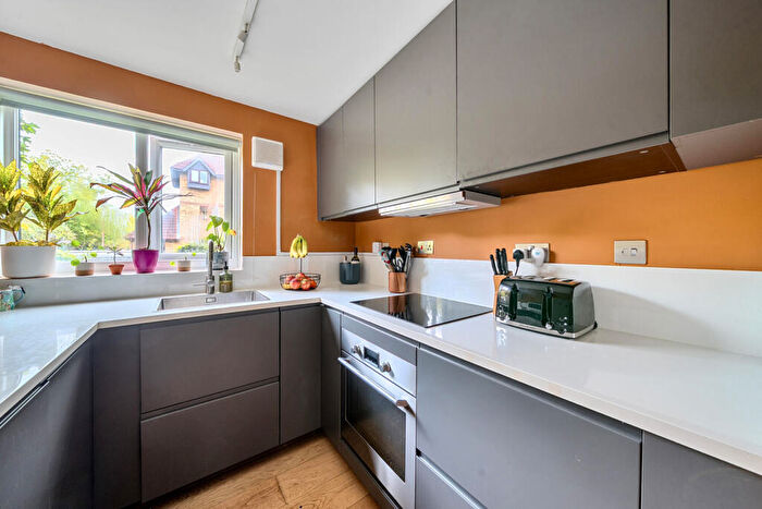 1 Bedroom Apartment For Sale In Linwood Close, London, SE5