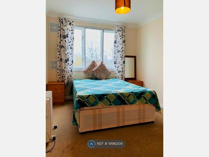 2 Bedroom Flat To Rent In Hanworth Road, Hounslow, TW3