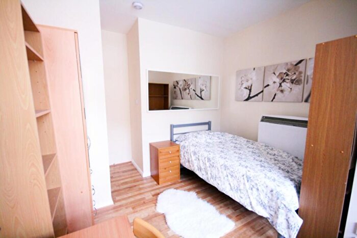 Flat To Rent In Offord Road, Islington, N1