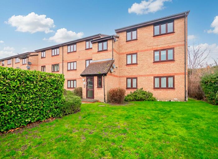 1 Bedroom Flat For Sale In Lesney Gardens, Rochford, SS4