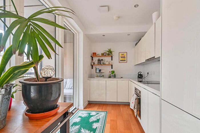 2 Bedroom Flat For Sale In Brownswood Road, Highbury, London, N4