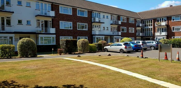 2 Bedroom Flat To Rent In Lovelace Gardens, Surbiton, KT6