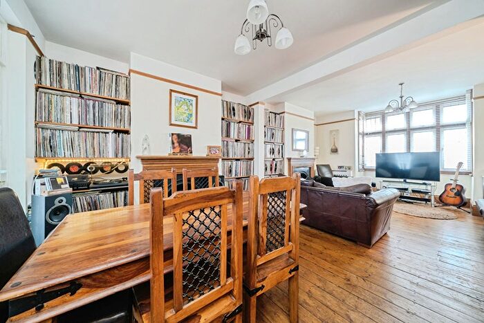 4 Bedroom Semi-detached House For Sale In Kingston Road, Leatherhead, Surrey, KT22