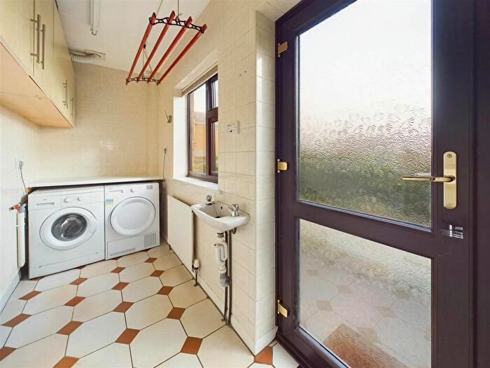 4 Bedroom Bungalow For Sale In Chestnut Avenue, Mapperley, Nottingham, NG3