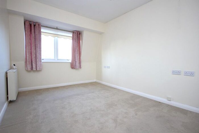 1 Bedroom Flat For Sale In High Oaks House, Locks Heath, Southampton, SO31