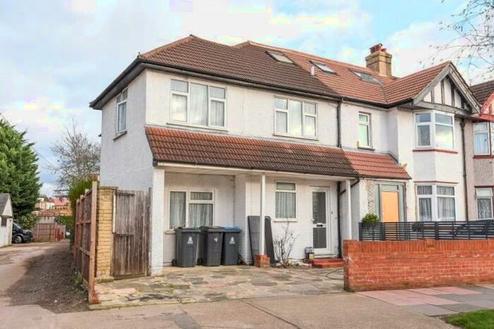 5 Bedroom Semi-Detached House To Rent In Princes Avenue, Tolworth, KT6