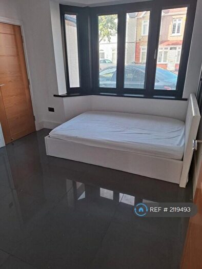 Studio To Rent In London, London, RM6