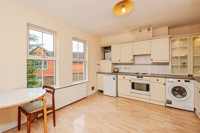 1 Bedroom Flat For Sale In Church Road, Leatherhead, Surrey, KT22