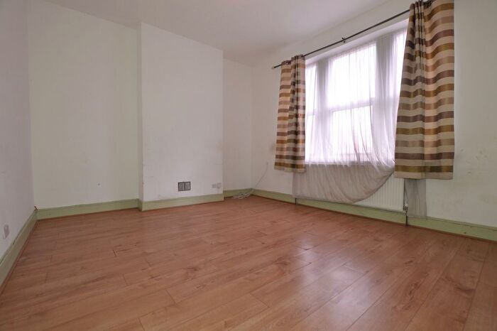 2 Bedroom Flat To Rent In East Ham, London, E6