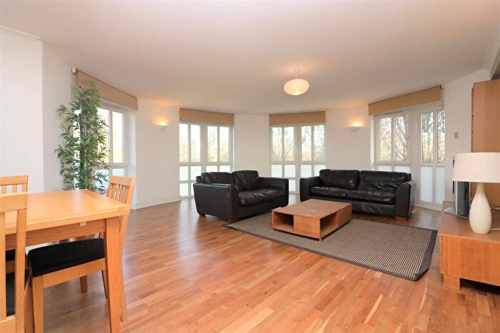 2 Bedroom Apartment To Rent In Queens Court, Limehouse, E14