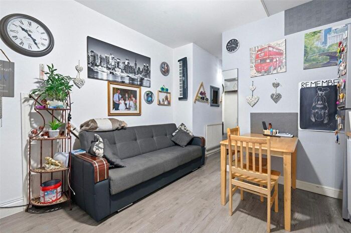 2 Bedroom Flat For Sale In Chadwin Road, London, E13