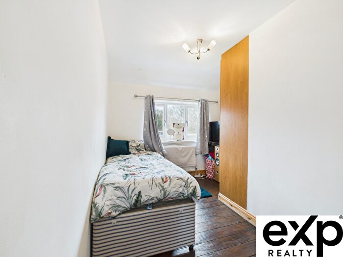 3 Bedroom End Of Terrace House For Sale In Callan Grove, South Ockendon, RM15