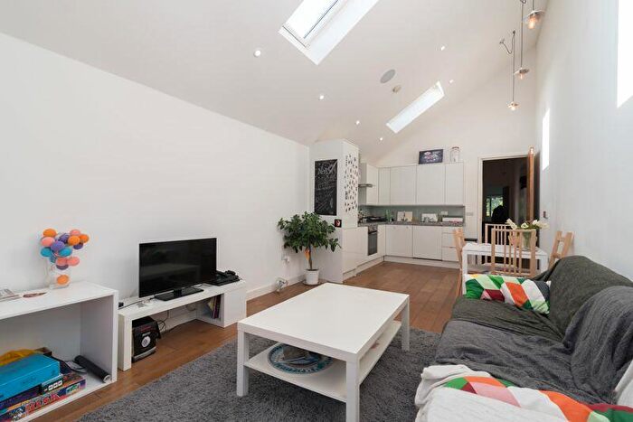 2 Bedroom Flat To Rent In Oasis Court, Mile End Road, London, E1