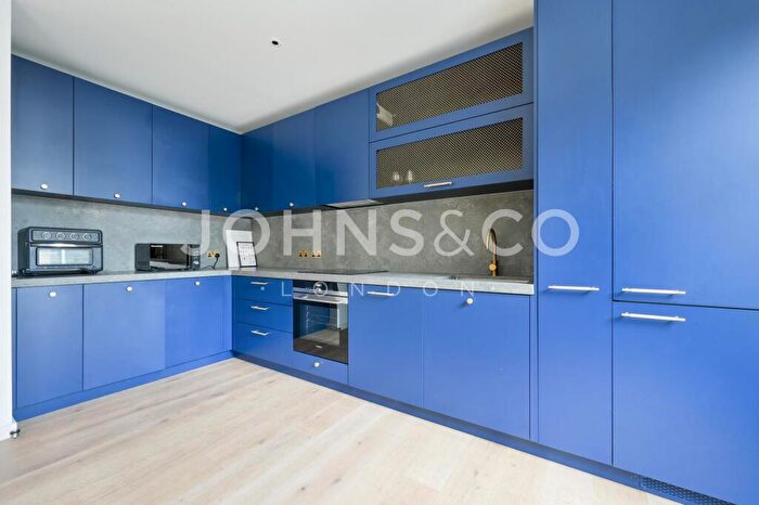 3 Bedroom Apartment To Rent In Orchard Place, Goodluck Hope, London, E14