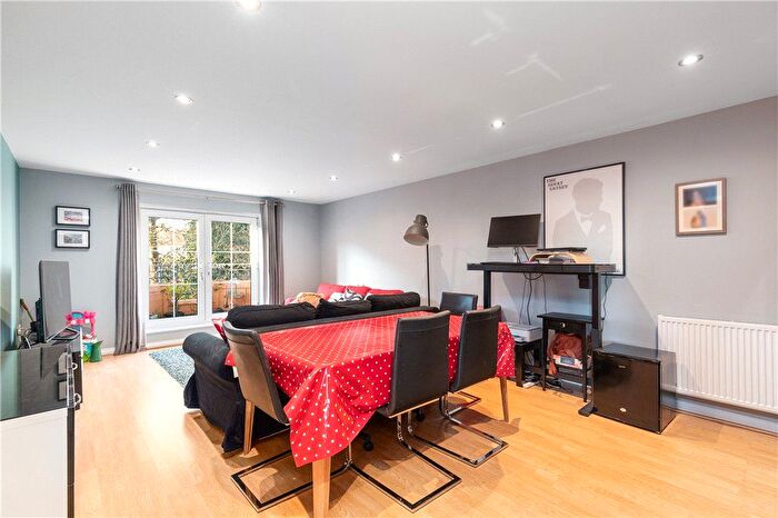 2 Bedroom Flat For Sale In Carisbrooke Road, West Park, Leeds, LS16