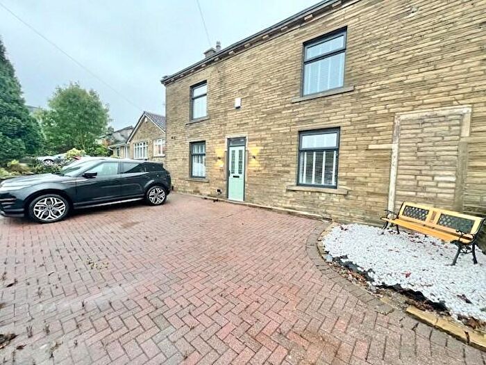 4 Bedroom House To Rent In Hollingwood Lane, Bradford, BD7